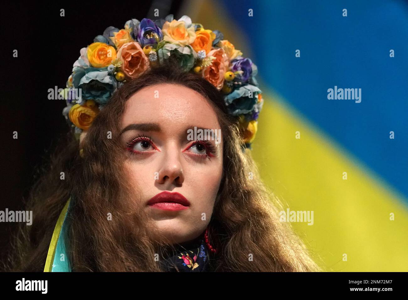 Eine Person außerhalb der russischen Botschaft in Bayswater, im Zentrum von London, bei einer Demonstration anlässlich des einjährigen Jahrestags der russischen Invasion in der Ukraine. Foto: Freitag, 24. Februar 2023. Stockfoto