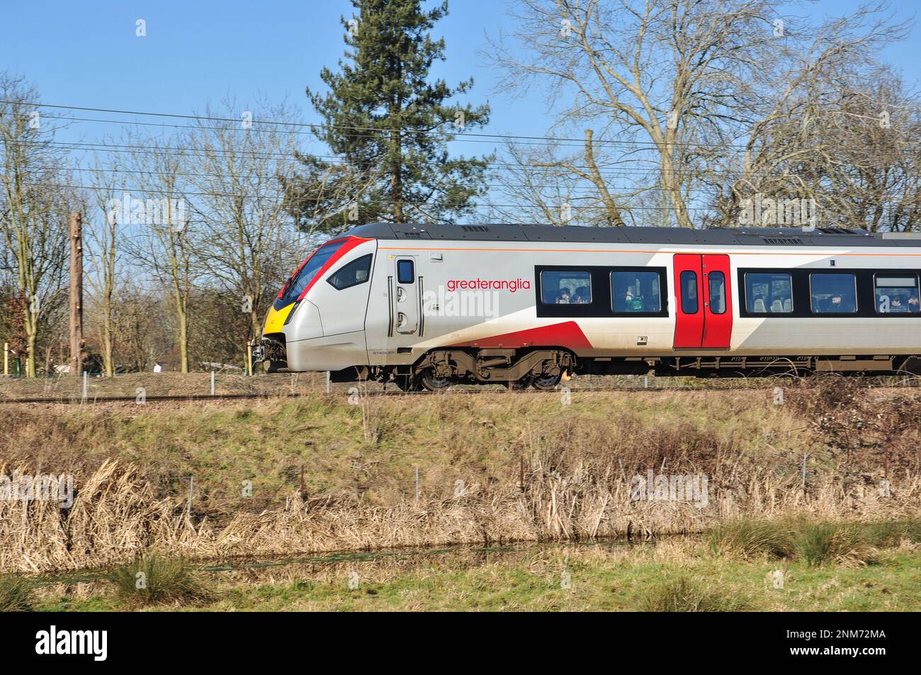 Klasse 755 Stadler FLIRT Bi-Mode-Mehrfacheinheit, betrieben von 'Greater Anglia' nördlich von Ely, Cambridgeshire, England Stockfoto