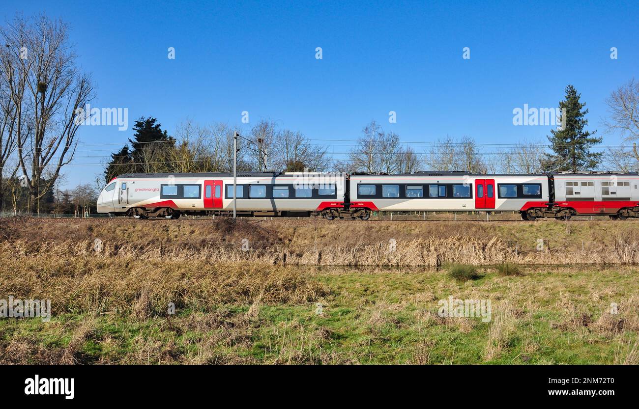 Klasse 755 Stadler FLIRT Bi-Mode-Mehrfacheinheit, betrieben von 'Greater Anglia' nördlich von Ely, Cambridgeshire, England Stockfoto