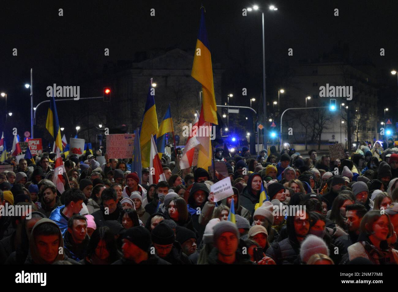 Warschau, Polen. 24. Februar 2023. Man sieht, wie Menschen am ersten Jahrestag der Invasion der Ukraine am 24. Februar 2023 vor der russischen Botschaft in Warschau, Polen, an einem Protest teilnahmen. Kredit: SIPA USA/Alamy Live News Stockfoto