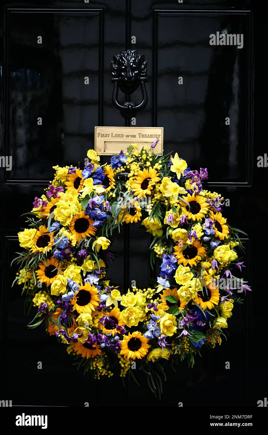 London, Großbritannien. Der erste Jahrestag der Invasion Russlands in die Ukraine wurde mit einem Kranz von Sonnenblumen an der Vordertür der Downing Street 10 in Whitehall geprägt. Kredit: michael melia/Alamy Live News Stockfoto