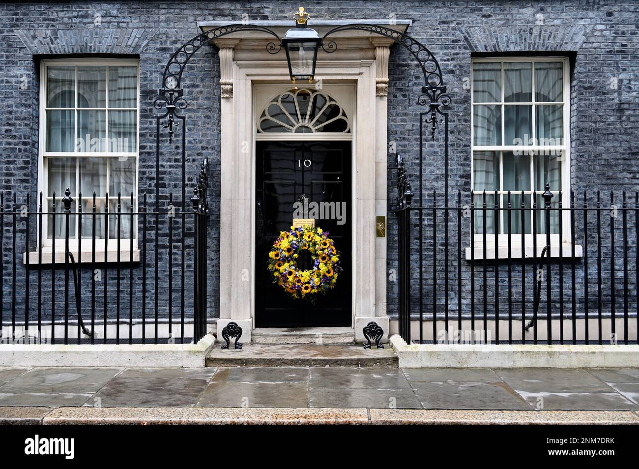 London, Großbritannien. Der erste Jahrestag der Invasion Russlands in die Ukraine wurde mit einem Kranz von Sonnenblumen an der Vordertür der Downing Street 10 in Whitehall geprägt. Kredit: michael melia/Alamy Live News Stockfoto