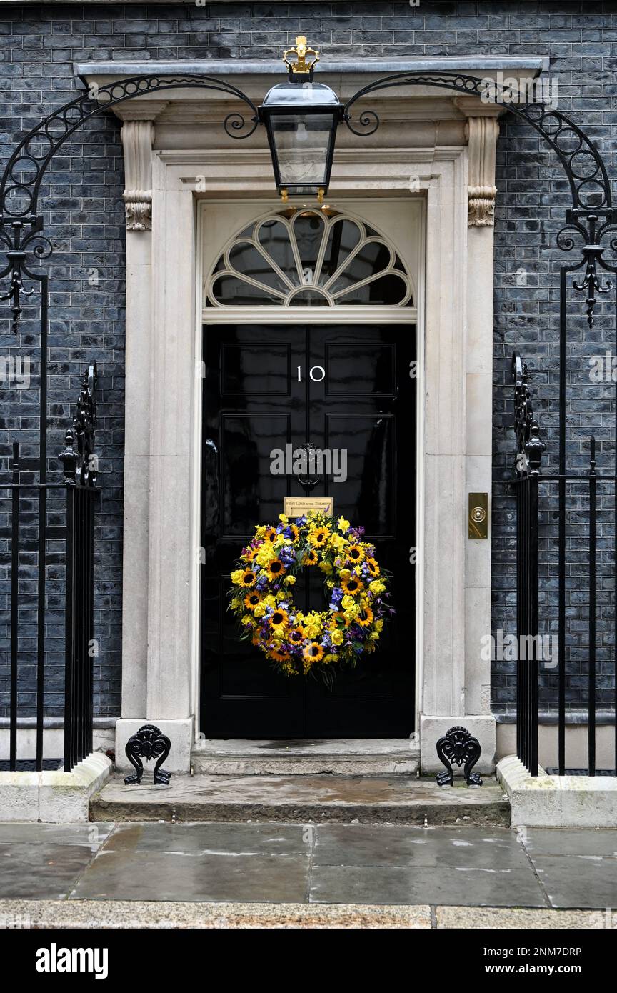London, Großbritannien. Der erste Jahrestag der Invasion Russlands in die Ukraine wurde mit einem Kranz von Sonnenblumen an der Vordertür der Downing Street 10 in Whitehall geprägt. Kredit: michael melia/Alamy Live News Stockfoto