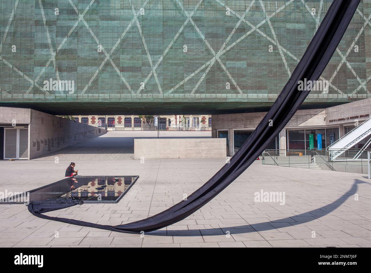 Museum of Memory and Human Rights, MMDH, schwarzes Crepe, das an einem Mast hängt, Santiago, Chile Stockfoto