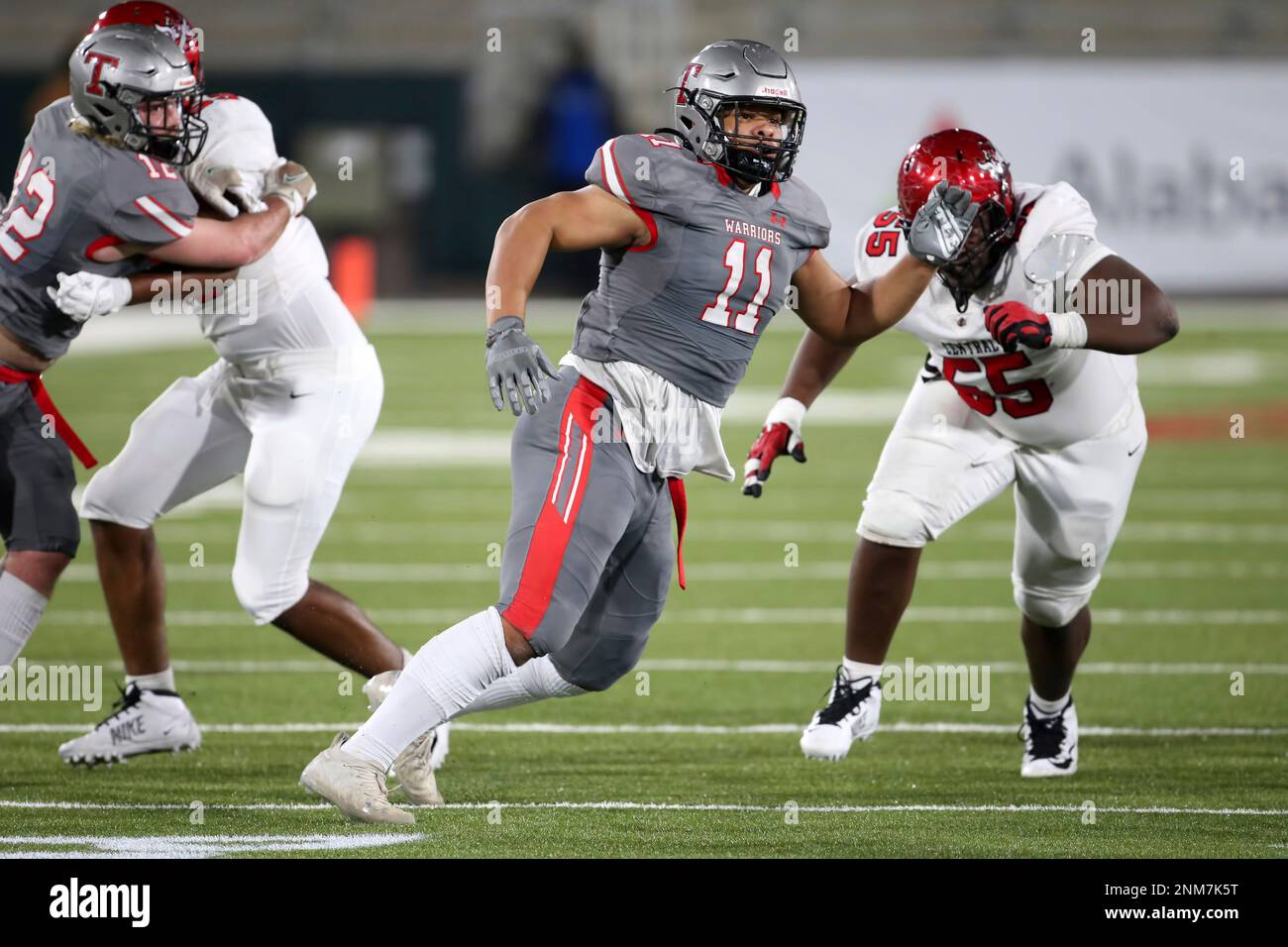 BIRMINGHAM, AL DECEMBER 01 Thompson Warriors defensive end Peter