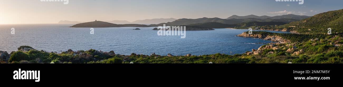 Panoramablick auf die Mittelmeerküste, Capo Malfatano, Insel Isola di Tueredda, Tuelada Süd-Sardinien. Seascape bei Sonnenuntergang, Italien. Stockfoto