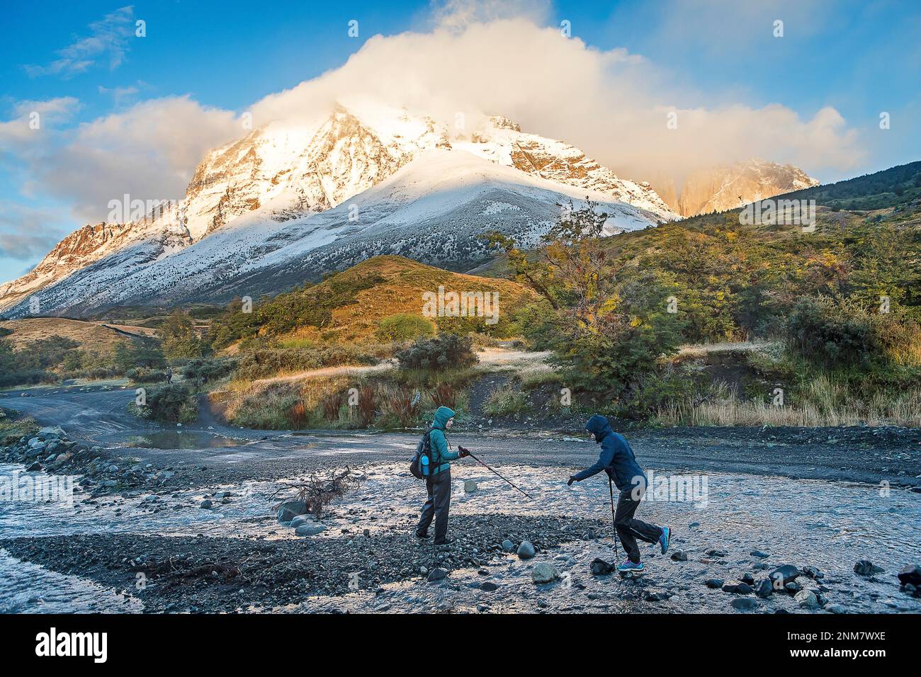 Wanderer, überqueren den Fluss und gehen zwischen Torres Cuernos Zuflucht, der Zuflucht und Torres del Paine Nationalpark, Patagonien, Chile Stockfoto