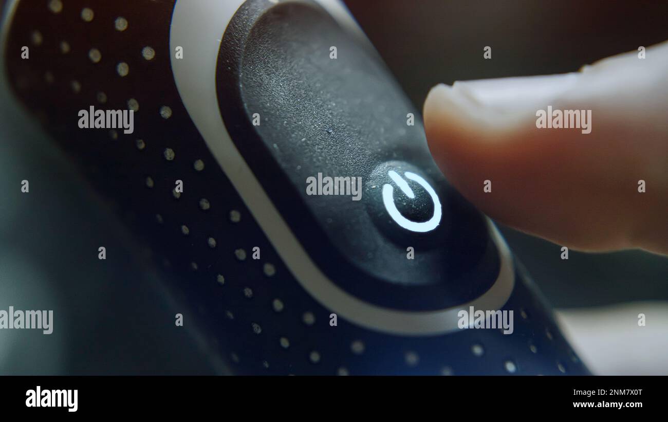 Ein-/aus-Taste ein Fingerdruck auf ein-/aus-Taste, Energie- und Technologiekonzept Stockfoto