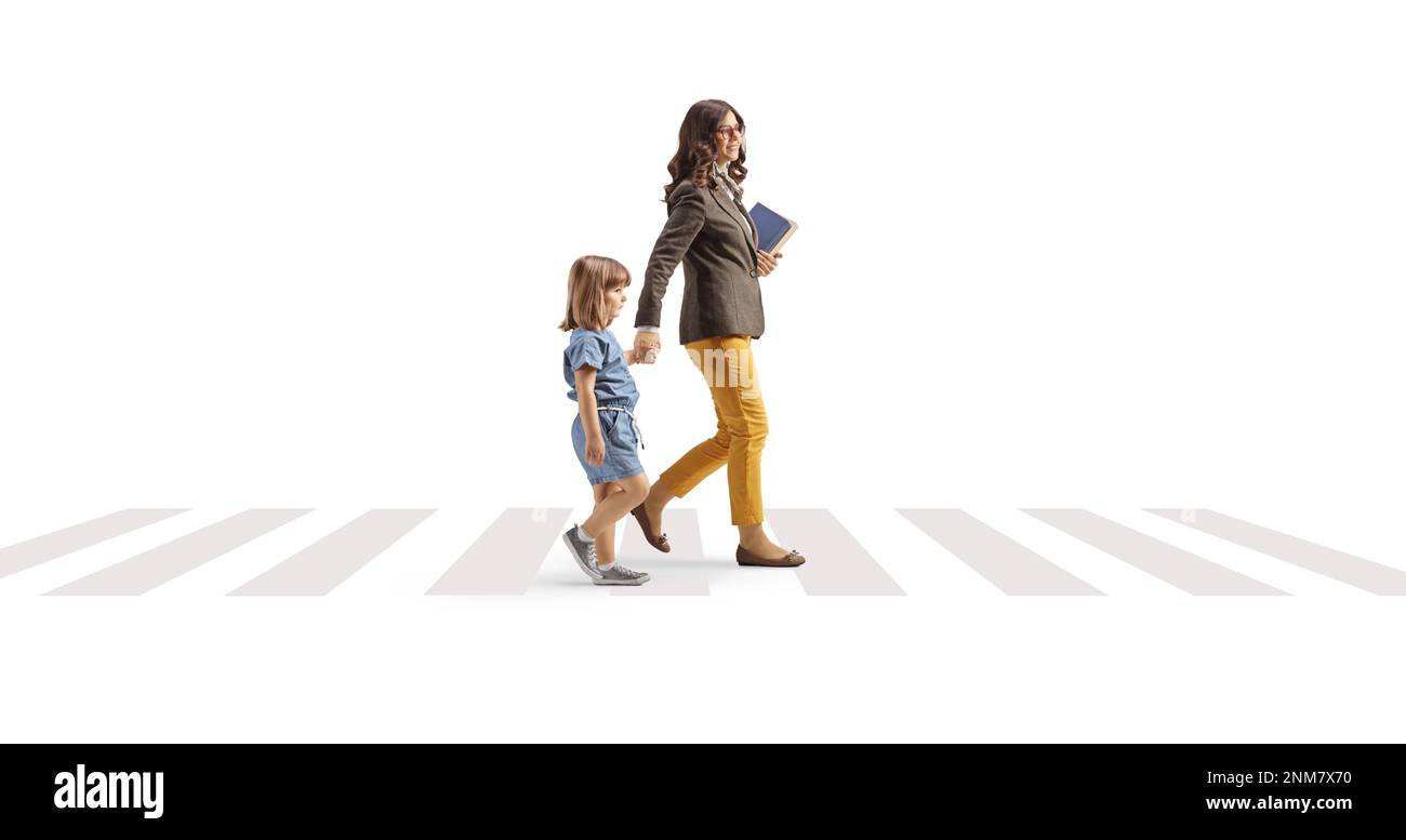 Profilaufnahme einer Frau mit Büchern und Händchen mit einem kleinen Mädchen auf einer Fußgängerüberquerung isoliert auf weißem Hintergrund Stockfoto