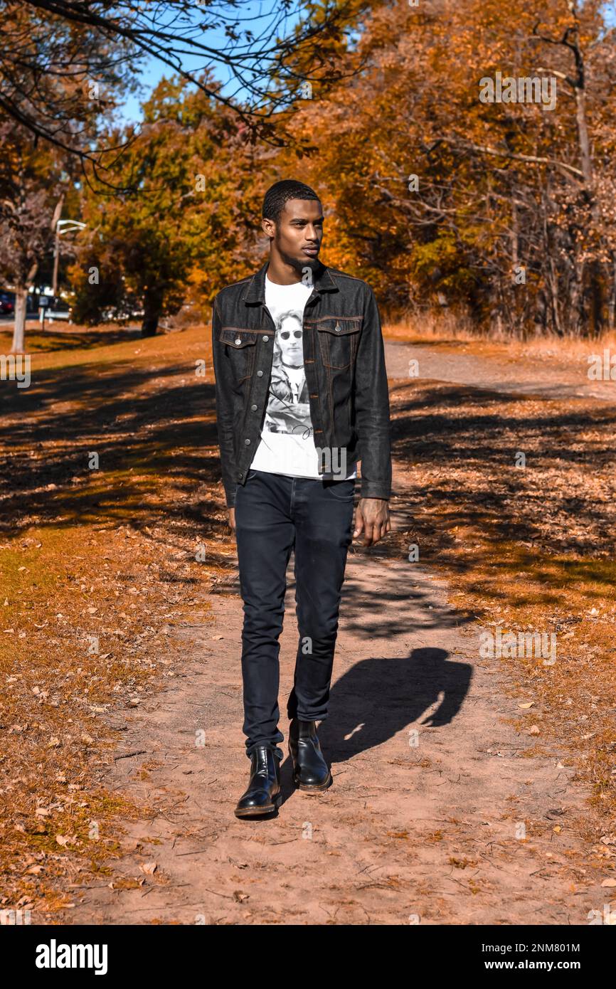 Junger Afro-Latino-Mann im Herbst im Park Stockfoto