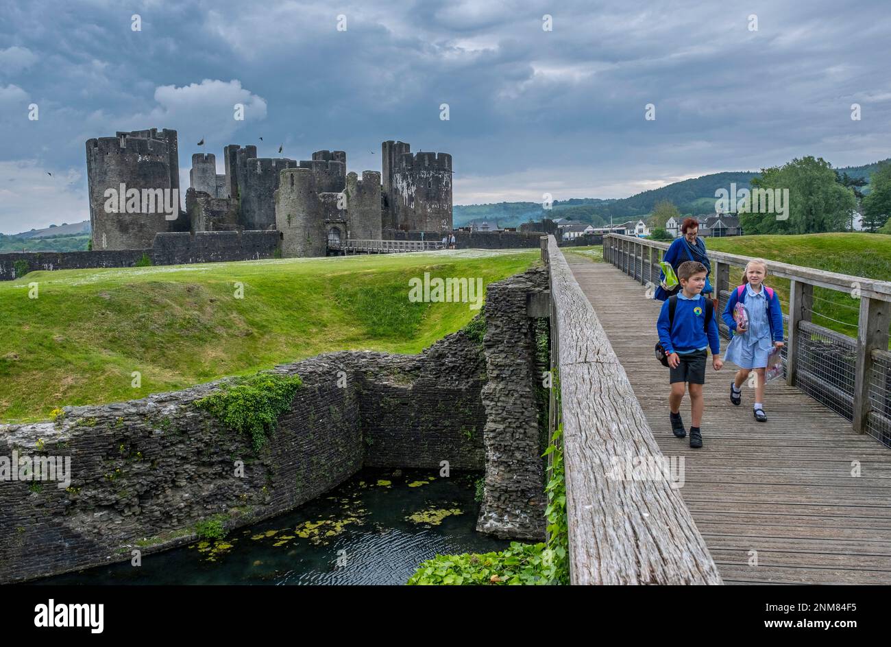 Street Scene, im Hintergrund das Caerphilly Castle, Wales Stockfoto