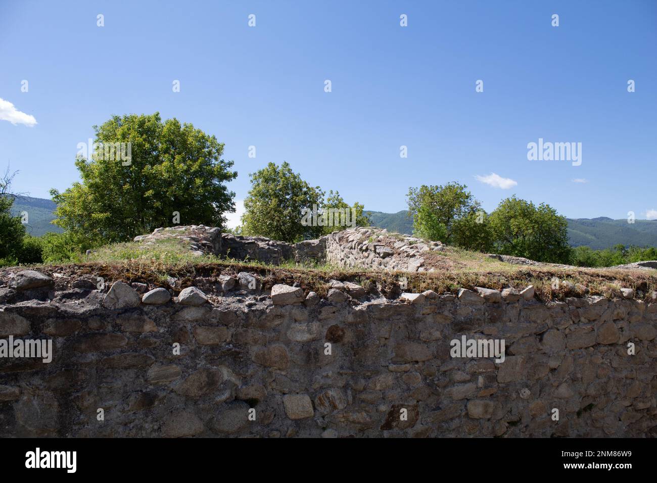 Antike römische Ruinen in Colonia Ulpia Traiana Augusta Dacica Sarmizegetusa in Rumänien Stockfoto