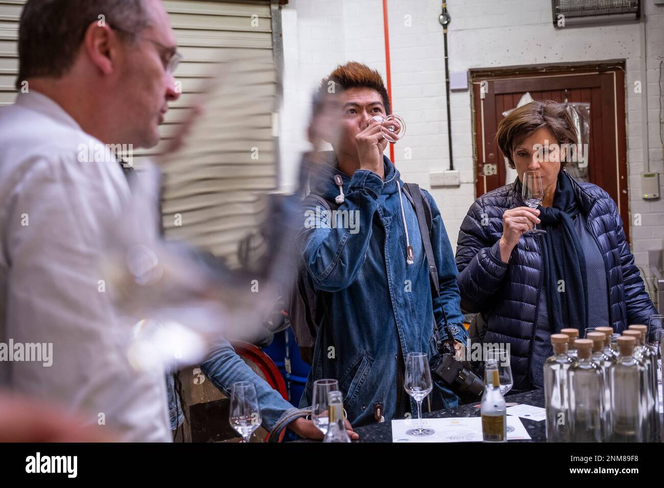 Gin Tasting von Danny Cameron am Dyfi Distillery, artisan Gin, der von Peter Cameron und Danny Cameron, Corris, Machynlleth, Wales Stockfoto