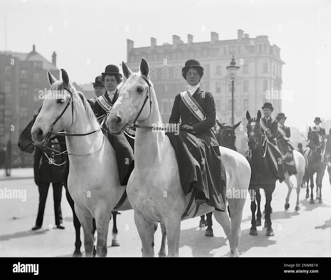 Christina Broom - Suffragettes in einer Prozession zur Werbung für die Frauenausstellung, in London - 1909. Mai Stockfoto