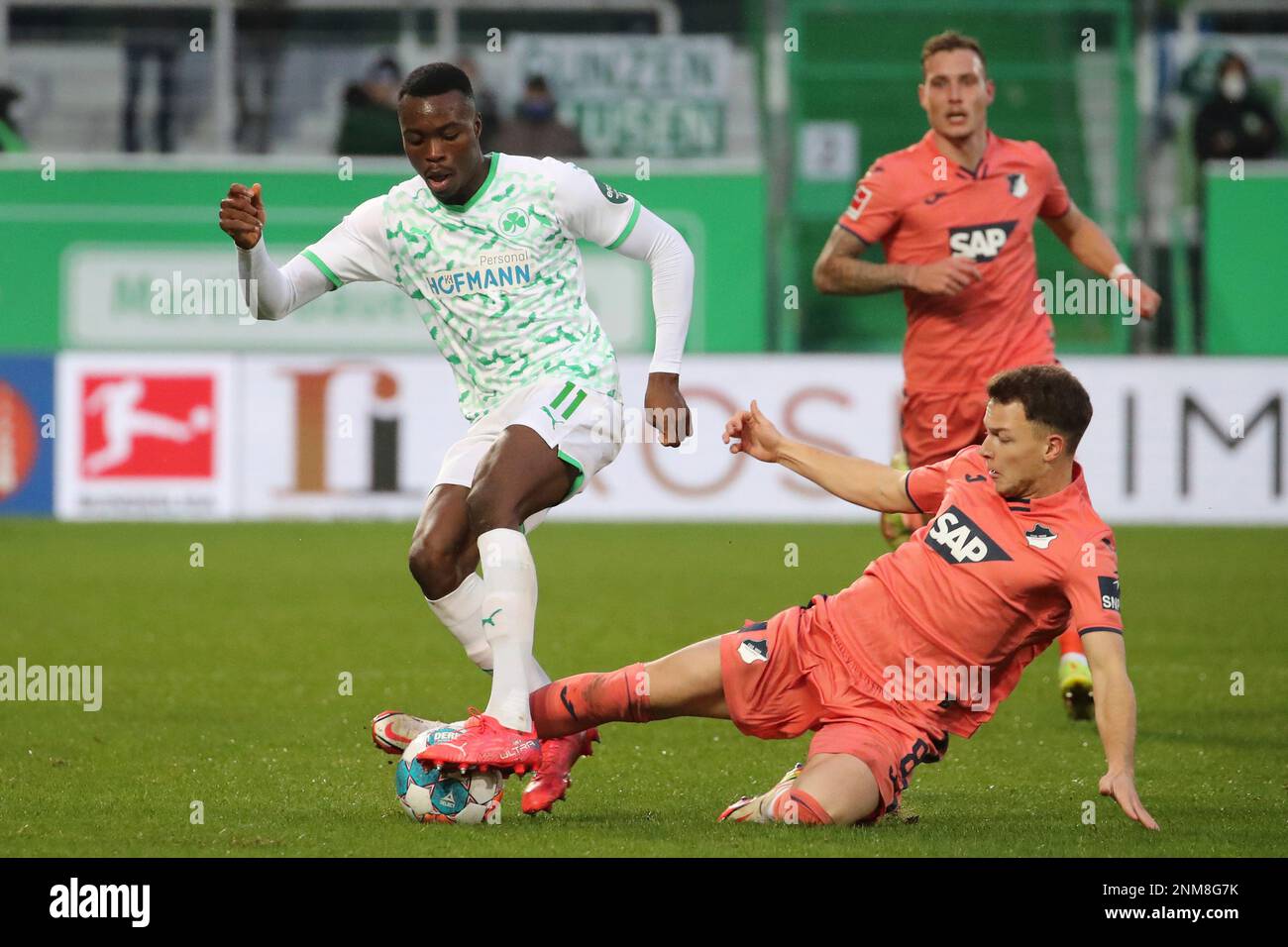 Fuerth's Dickson Abiama, left, fights for the ball with Hoffenheim's Dennis Geiger, right, during the German Bundesliga soccer match between SpVgg Greuther Fuerth and 1899 Hoffenheim in Fuerth, Germany, Saturday, Nov. 27, 2021. (Daniel Karmann/dpa via AP) Stockfoto
