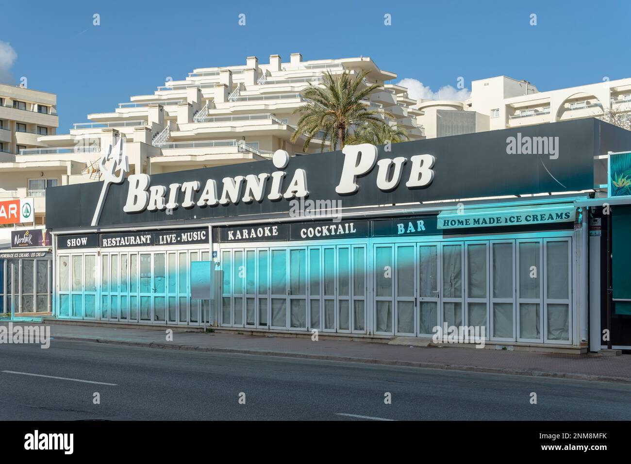 SA Coma, Spanien; februar 17 2023: Geschlossener Pub namens Britannia Pub, im mallorquinischen Touristenresort Sa Coma, Spanien Stockfoto