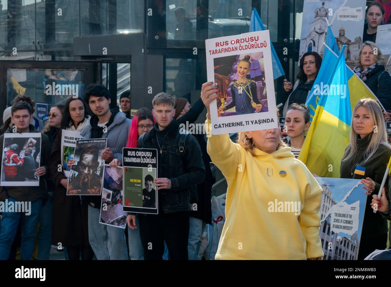 Istanbul, Istanbul, Türkei. 24. Februar 2023. Das ukrainische Volk nimmt an einem Protest zum ersten Jahrestag der russischen Invasion der Ukraine in Istanbul in der Türkei Teil. (Kreditbild: © Tolga Uluturk/ZUMA Press Wire) NUR REDAKTIONELLE VERWENDUNG! Nicht für den kommerziellen GEBRAUCH! Kredit: ZUMA Press, Inc./Alamy Live News Stockfoto