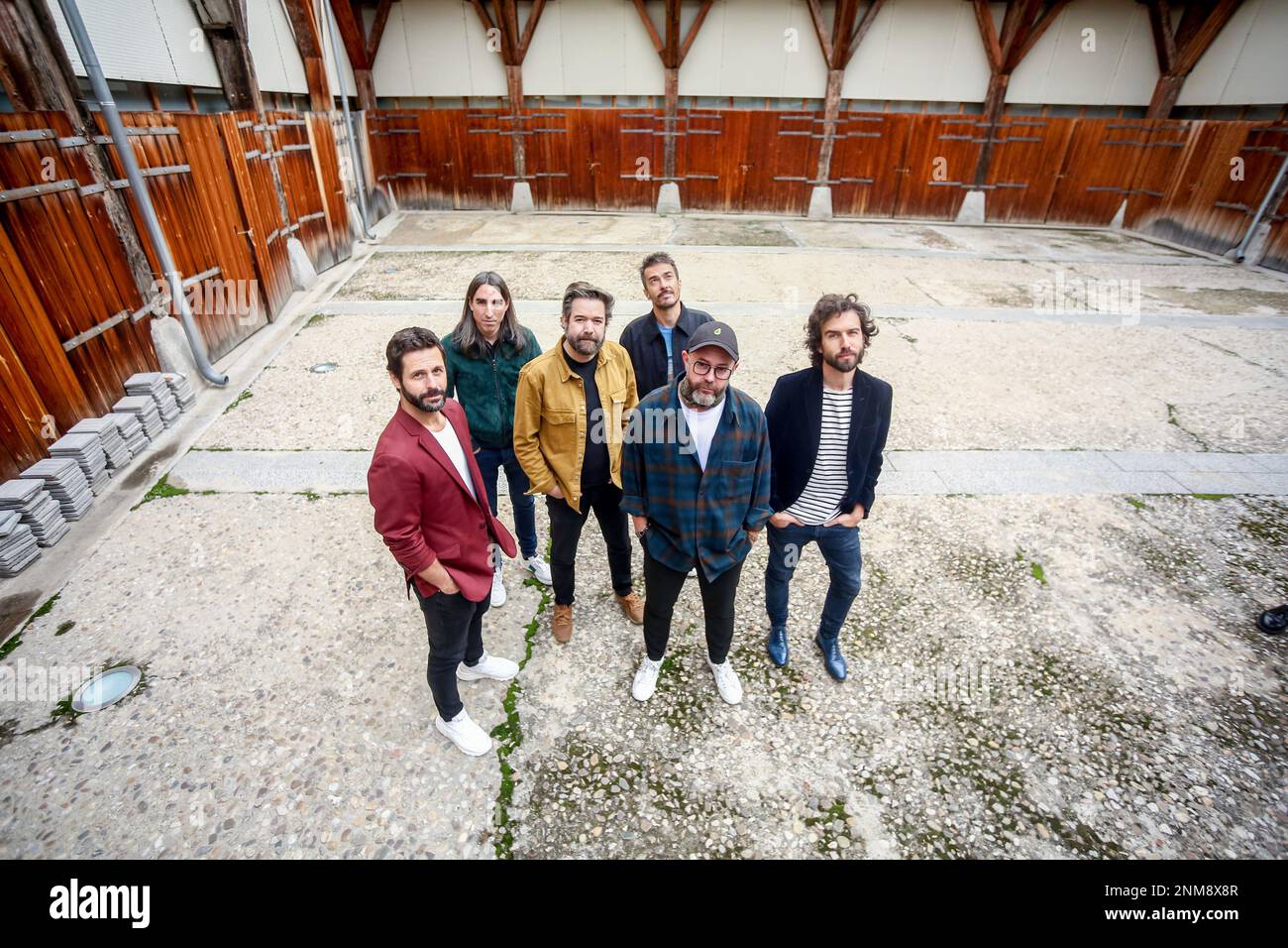 (L-R) The members of Vetusta Morla Jorge González (percussion), David García 'El Indio' (drums), Juan Manuel Latorre (guitar), Pucho (vocals), Álvaro B. Baglietto (electric bass), and Guillermo Galván (guitar), two days before the release of their new album, on 24 November 2021, in Madrid, (Spain). The band from Madrid presents 'Cable a Tierra', available to the public from November 26th in an exclusive concert that they will perform on their profile on the Tik Tok platform. 24 NOVEMBER 2021;VETUSTA MORLA;CABLE A TIERRA;ALBUM;DISCO Ricardo Rubio / Europa Press 11/24/2021 (Europa Press via AP) Stockfoto