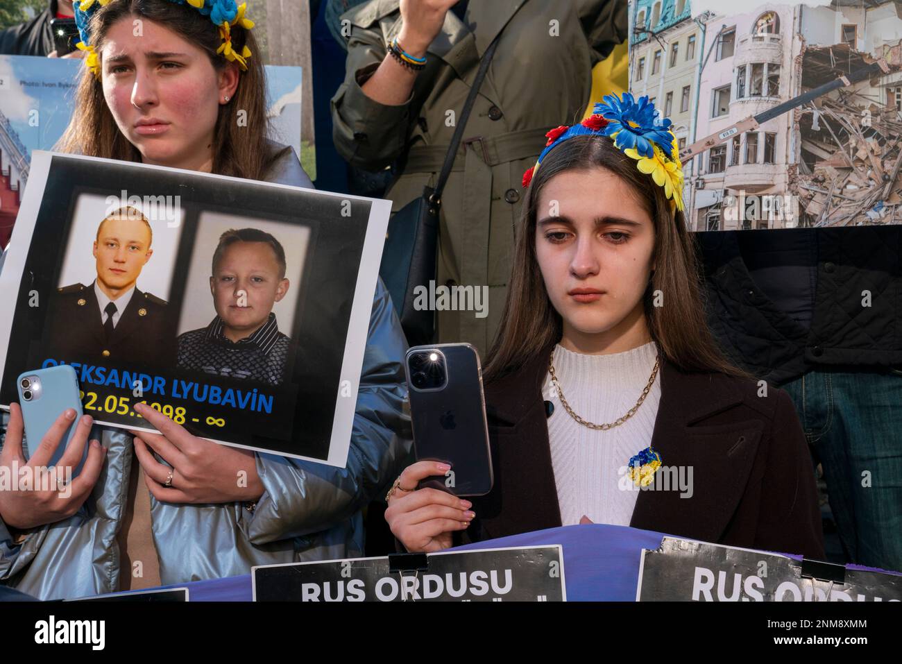 Istanbul, Istanbul, Türkei. 24. Februar 2023. Das ukrainische Volk nimmt an einem Protest zum ersten Jahrestag der russischen Invasion der Ukraine in Istanbul in der Türkei Teil. (Kreditbild: © Tolga Uluturk/ZUMA Press Wire) NUR REDAKTIONELLE VERWENDUNG! Nicht für den kommerziellen GEBRAUCH! Kredit: ZUMA Press, Inc./Alamy Live News Stockfoto