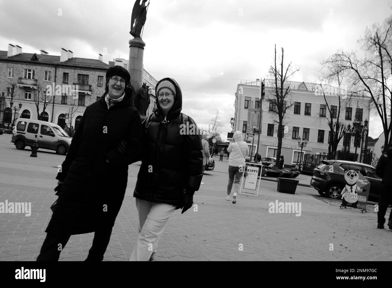 Brest, Weißrussland - 18. Februar 2023: Urbane Lifestyle-Fotografie. Schwarzweißfoto. Frauen Freundinnen lächeln Stockfoto