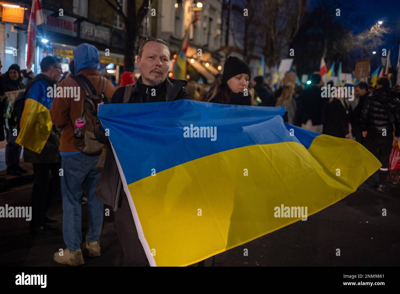 London, Großbritannien. 24. FEBRUAR 2023 Am ersten Jahrestag des russischen Krieges gegen die Ukraine schlossen sich Tausende von Demonstranten einer Kerzenwache vor der russischen Botschaft in London an. Aubrey Fagon/Alamy Live News Stockfoto