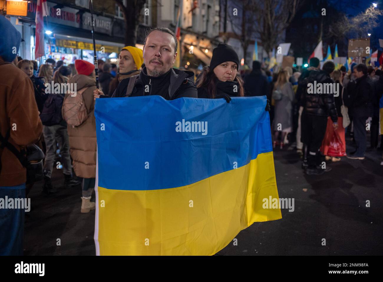 London, Großbritannien. 24. FEBRUAR 2023 Am ersten Jahrestag des russischen Krieges gegen die Ukraine schlossen sich Tausende von Demonstranten einer Kerzenwache vor der russischen Botschaft in London an. Aubrey Fagon/Alamy Live News Stockfoto