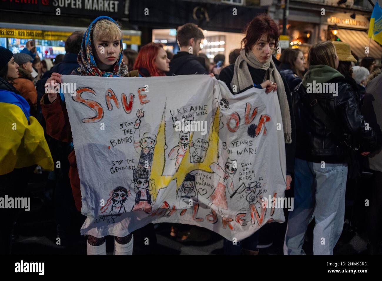 London, Großbritannien. 24. FEBRUAR 2023 Am ersten Jahrestag des russischen Krieges gegen die Ukraine schlossen sich Tausende von Demonstranten einer Kerzenwache vor der russischen Botschaft in London an. Aubrey Fagon/Alamy Live News Stockfoto
