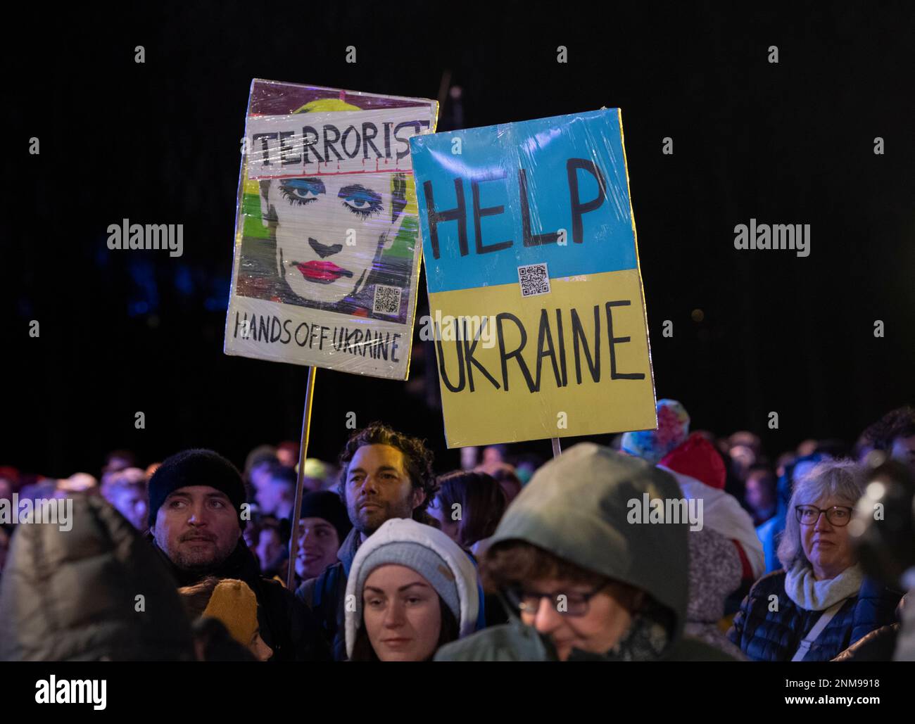 Berlin, Deutschland. 24. Februar 2023. Bei der letzten Kundgebung anlässlich des Jahrestages des russischen Angriffskrieges gegen die Ukraine trafen sich viele Menschen am Brandenburger Tor. Die russische Armee war am 24.02.2022 in die Ukraine eingedrungen. Kredit: Paul Zinken/dpa/Alamy Live News Stockfoto