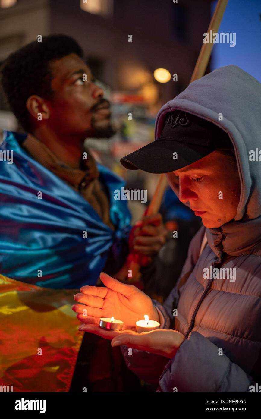 London, Großbritannien. 24. FEBRUAR 2023 Am ersten Jahrestag des russischen Krieges gegen die Ukraine schlossen sich Tausende von Demonstranten einer Kerzenwache vor der russischen Botschaft in London an. Aubrey Fagon/Alamy Live News Stockfoto