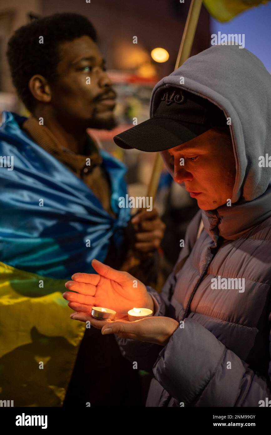 London, Großbritannien. 24. FEBRUAR 2023 Am ersten Jahrestag des russischen Krieges gegen die Ukraine schlossen sich Tausende von Demonstranten einer Kerzenwache vor der russischen Botschaft in London an. Aubrey Fagon/Alamy Live News Stockfoto