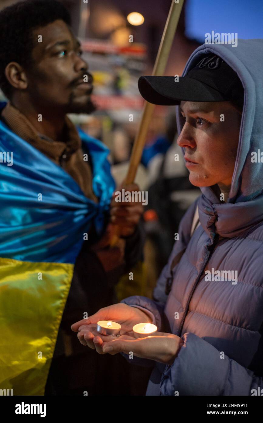 London, Großbritannien. 24. FEBRUAR 2023 Am ersten Jahrestag des russischen Krieges gegen die Ukraine schlossen sich Tausende von Demonstranten einer Kerzenwache vor der russischen Botschaft in London an. Aubrey Fagon/Alamy Live News Stockfoto