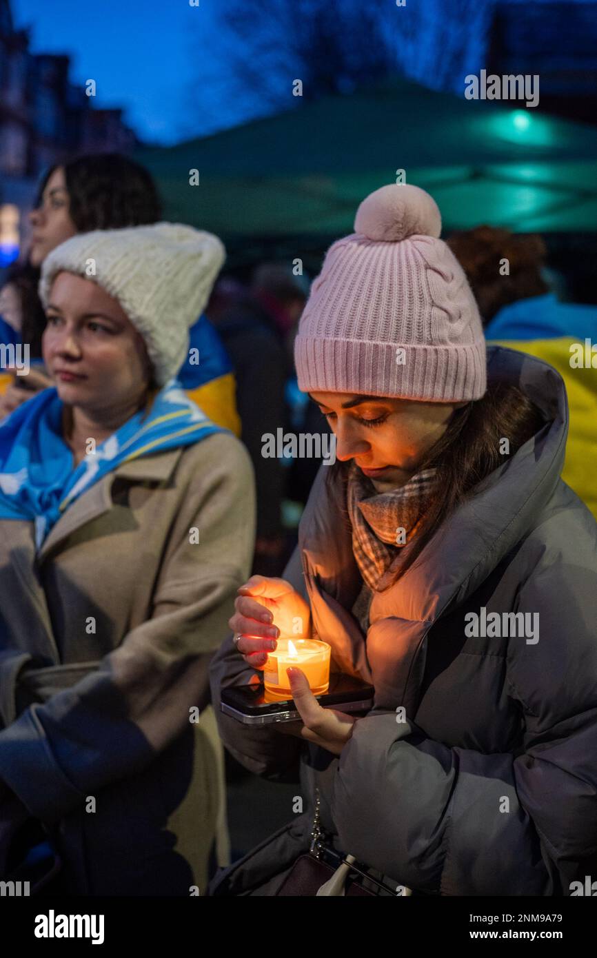 London, Großbritannien. 24. FEBRUAR 2023 Am ersten Jahrestag des russischen Krieges gegen die Ukraine schlossen sich Tausende von Demonstranten einer Kerzenwache vor der russischen Botschaft in London an. Aubrey Fagon/Alamy Live News Stockfoto
