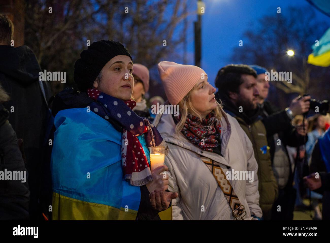 London, Großbritannien. 24. FEBRUAR 2023 Am ersten Jahrestag des russischen Krieges gegen die Ukraine schlossen sich Tausende von Demonstranten einer Kerzenwache vor der russischen Botschaft in London an. Aubrey Fagon/Alamy Live News Stockfoto