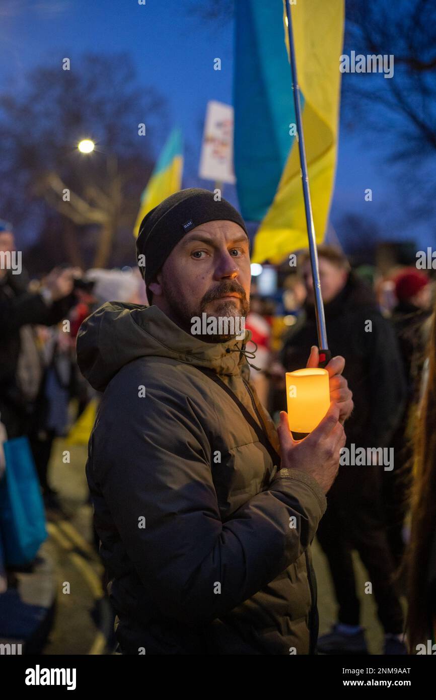 London, Großbritannien. 24. FEBRUAR 2023 Am ersten Jahrestag des russischen Krieges gegen die Ukraine schlossen sich Tausende von Demonstranten einer Kerzenwache vor der russischen Botschaft in London an. Aubrey Fagon/Alamy Live News Stockfoto