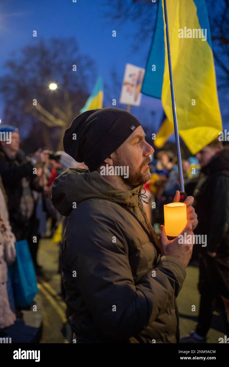 London, Großbritannien. 24. FEBRUAR 2023 Am ersten Jahrestag des russischen Krieges gegen die Ukraine schlossen sich Tausende von Demonstranten einer Kerzenwache vor der russischen Botschaft in London an. Aubrey Fagon/Alamy Live News Stockfoto
