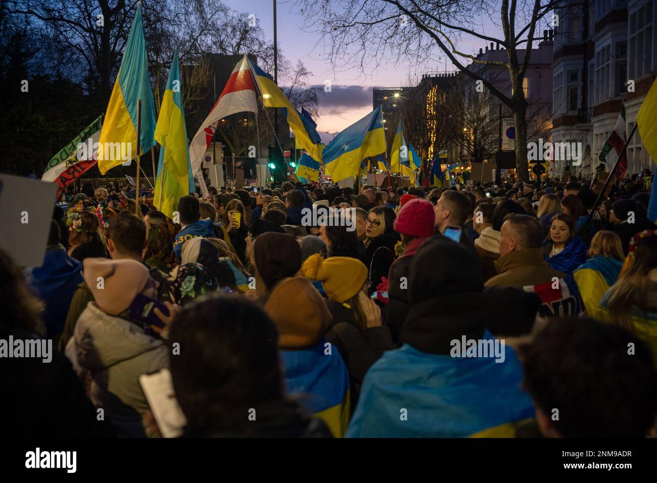 London, Großbritannien. 24. FEBRUAR 2023 Am ersten Jahrestag des russischen Krieges gegen die Ukraine schlossen sich Tausende von Demonstranten einer Kerzenwache vor der russischen Botschaft in London an. Aubrey Fagon/Alamy Live News Stockfoto