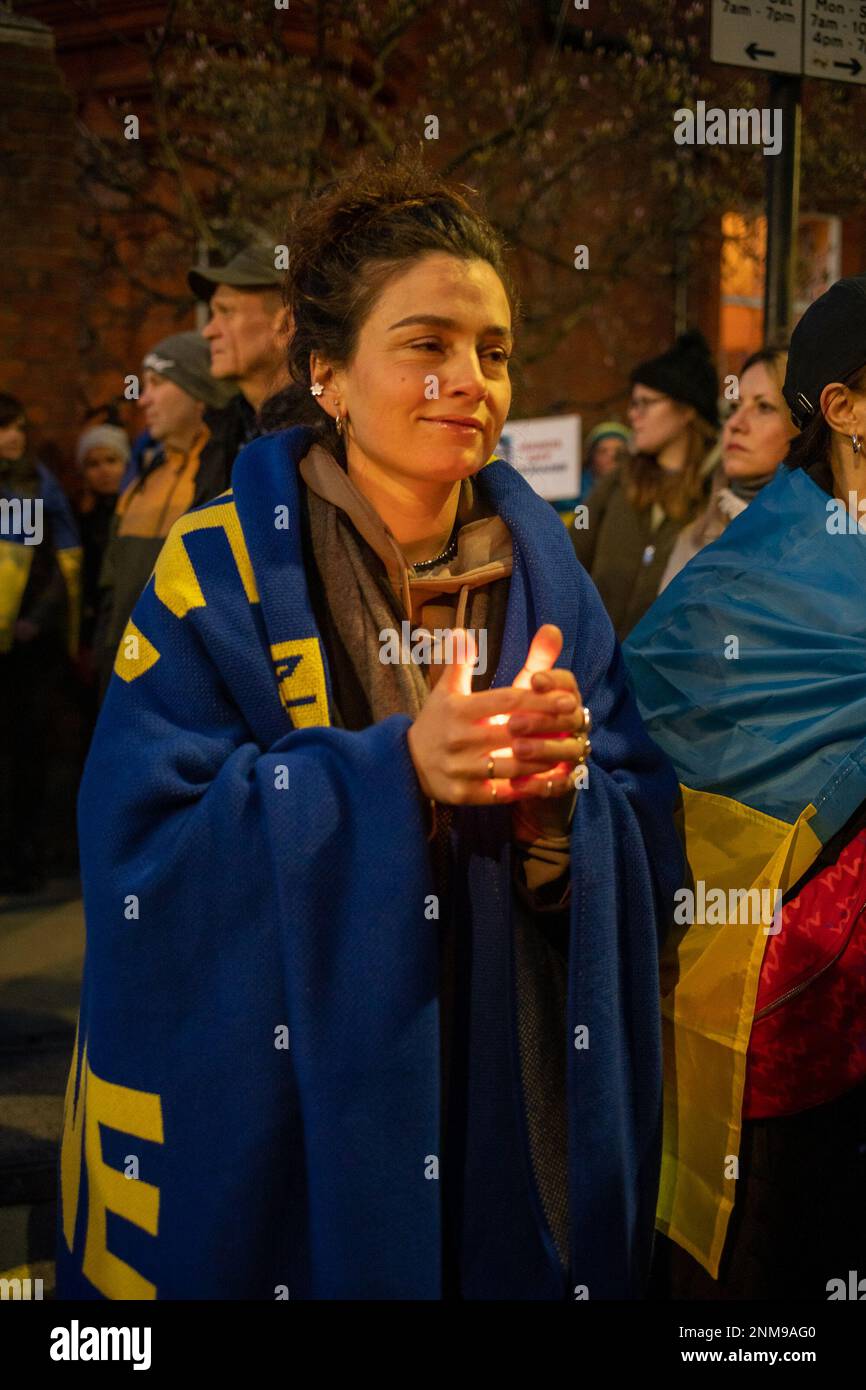 London, Großbritannien. 24. FEBRUAR 2023 Am ersten Jahrestag des russischen Krieges gegen die Ukraine schlossen sich Tausende von Demonstranten einer Kerzenwache vor der russischen Botschaft in London an. Aubrey Fagon/Alamy Live News Stockfoto