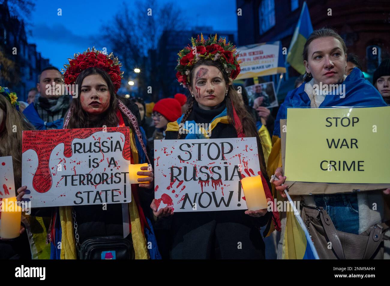 London, Großbritannien. 24. FEBRUAR 2023 Am ersten Jahrestag des russischen Krieges gegen die Ukraine schlossen sich Tausende von Demonstranten einer Kerzenwache vor der russischen Botschaft in London an. Aubrey Fagon/Alamy Live News Stockfoto