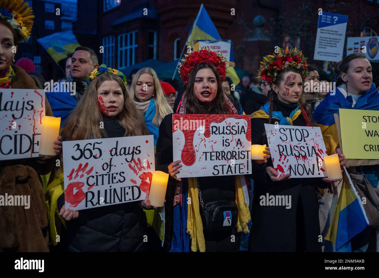 London, Großbritannien. 24. FEBRUAR 2023 Am ersten Jahrestag des russischen Krieges gegen die Ukraine schlossen sich Tausende von Demonstranten einer Kerzenwache vor der russischen Botschaft in London an. Aubrey Fagon/Alamy Live News Stockfoto