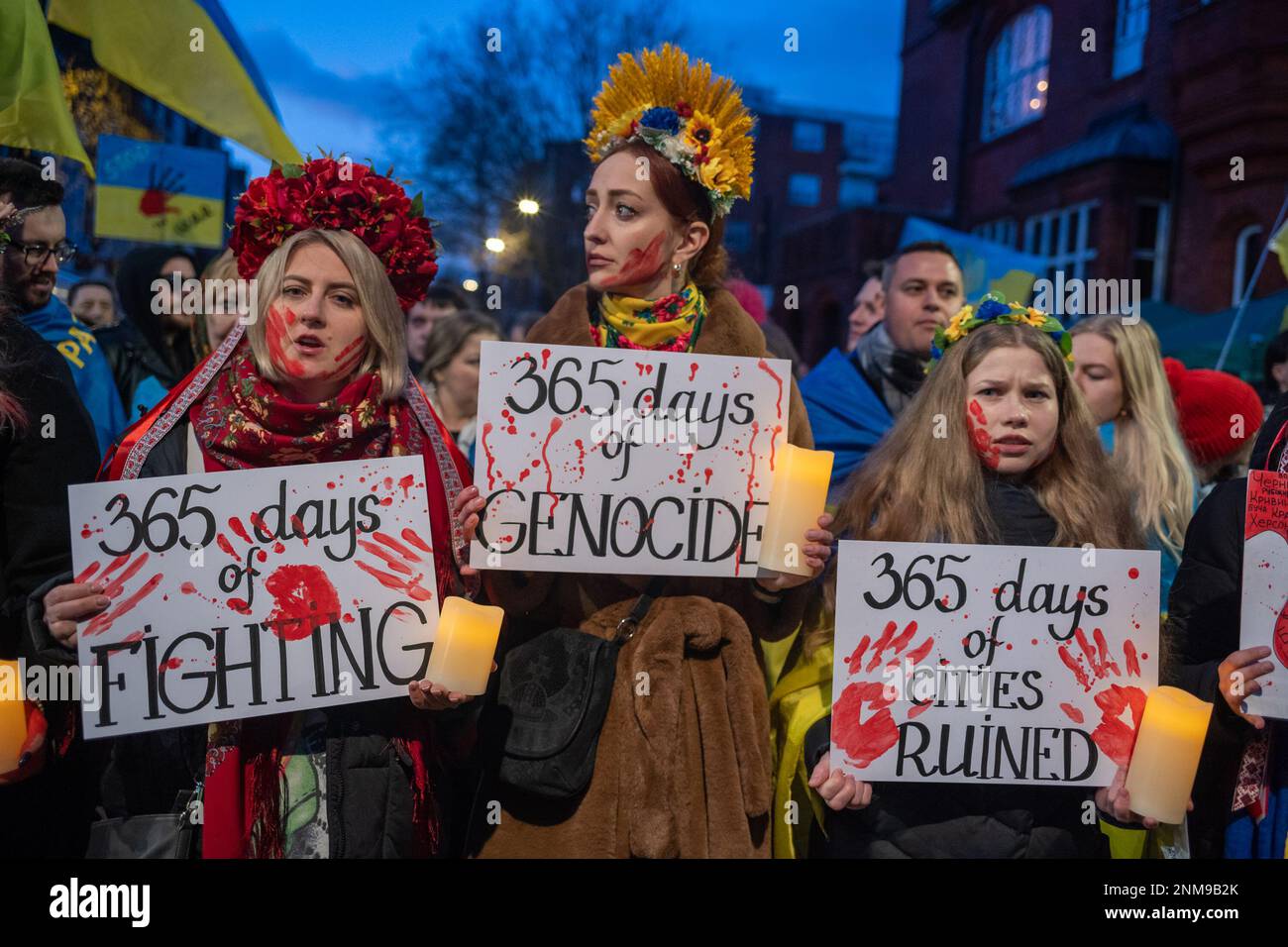 London, Großbritannien. 24. FEBRUAR 2023 Am ersten Jahrestag des russischen Krieges gegen die Ukraine schlossen sich Tausende von Demonstranten einer Kerzenwache vor der russischen Botschaft in London an. Aubrey Fagon/Alamy Live News Stockfoto