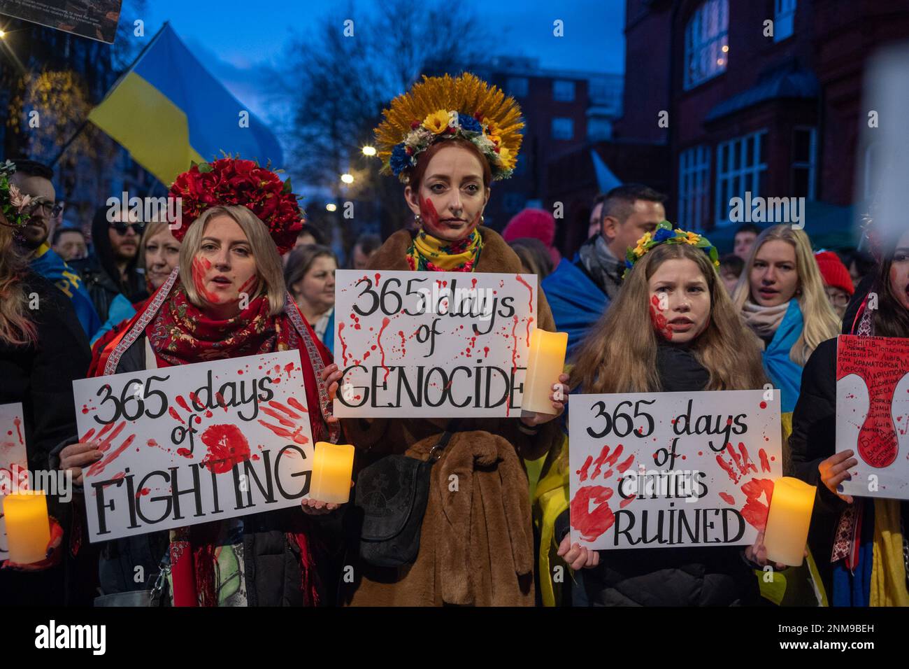 London, Großbritannien. 24. FEBRUAR 2023 Am ersten Jahrestag des russischen Krieges gegen die Ukraine schlossen sich Tausende von Demonstranten einer Kerzenwache vor der russischen Botschaft in London an. Aubrey Fagon/Alamy Live News Stockfoto