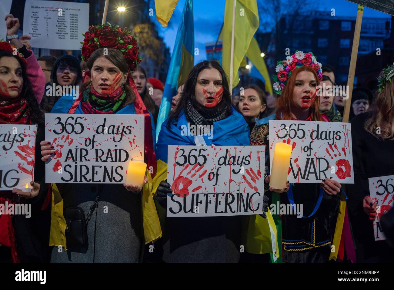 London, Großbritannien. 24. FEBRUAR 2023 Am ersten Jahrestag des russischen Krieges gegen die Ukraine schlossen sich Tausende von Demonstranten einer Kerzenwache vor der russischen Botschaft in London an. Aubrey Fagon/Alamy Live News Stockfoto