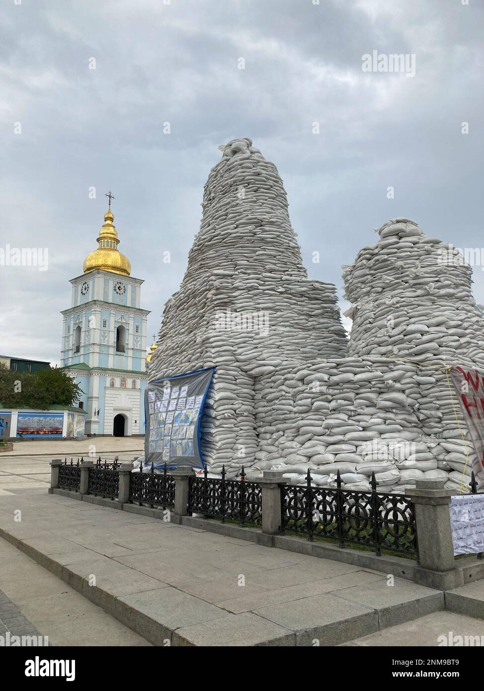 Platz in der Nähe des Klosters St. Michaels mit Goldener Kuppel und Denkmal für Prinzessin Olha in Kiew. Das ukrainische Denkmal für Prinzessin Olha ist mit Sandsäcken abgeschirmt. KY Stockfoto