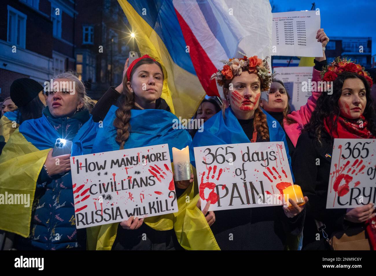 London, Großbritannien. 24. FEBRUAR 2023 Am ersten Jahrestag des russischen Krieges gegen die Ukraine schlossen sich Tausende von Demonstranten einer Kerzenwache vor der russischen Botschaft in London an. Aubrey Fagon/Alamy Live News Stockfoto
