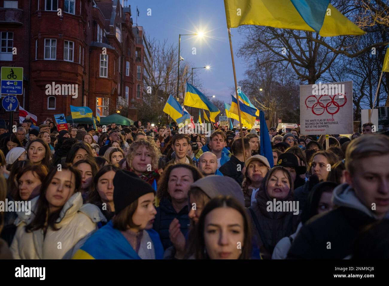 London, Großbritannien. 24. FEBRUAR 2023 Am ersten Jahrestag des russischen Krieges gegen die Ukraine schlossen sich Tausende von Demonstranten einer Kerzenwache vor der russischen Botschaft in London an. Aubrey Fagon/Alamy Live News Stockfoto