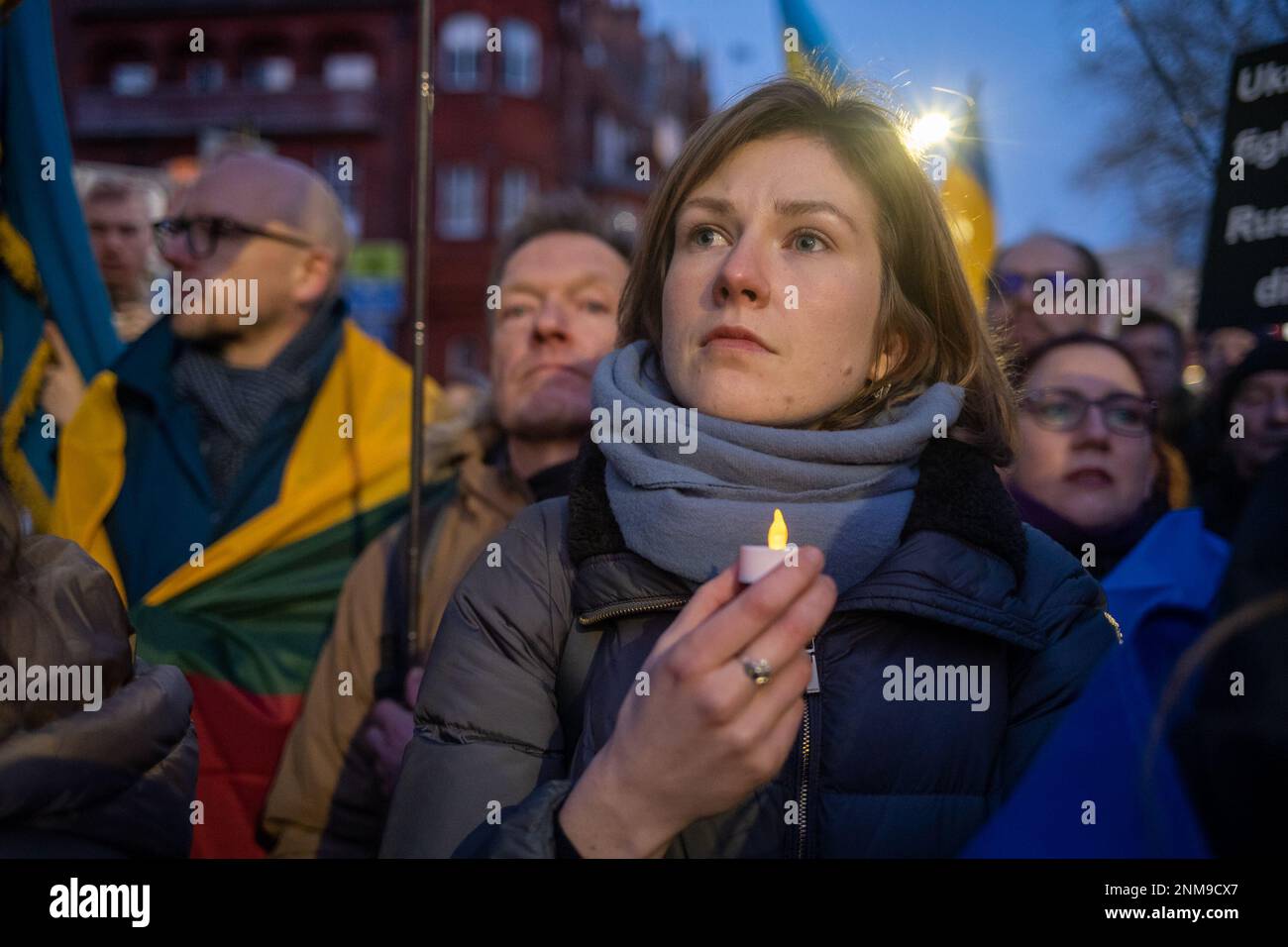 London, Großbritannien. 24. FEBRUAR 2023 Am ersten Jahrestag des russischen Krieges gegen die Ukraine schlossen sich Tausende von Demonstranten einer Kerzenwache vor der russischen Botschaft in London an. Aubrey Fagon/Alamy Live News Stockfoto