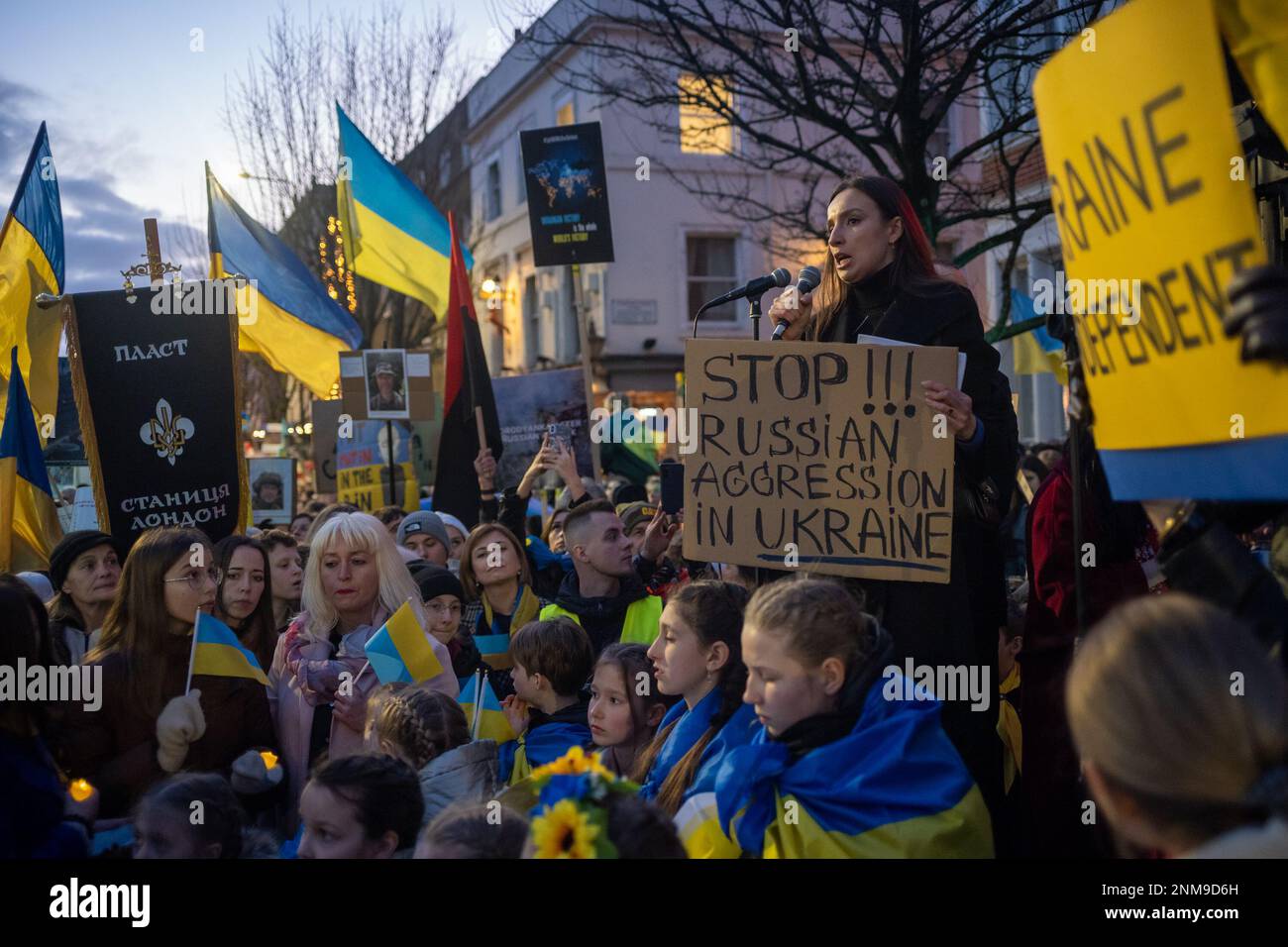 London, Großbritannien. 24. FEBRUAR 2023 Am ersten Jahrestag des russischen Krieges gegen die Ukraine schlossen sich Tausende von Demonstranten einer Kerzenwache vor der russischen Botschaft in London an. Aubrey Fagon/Alamy Live News Stockfoto