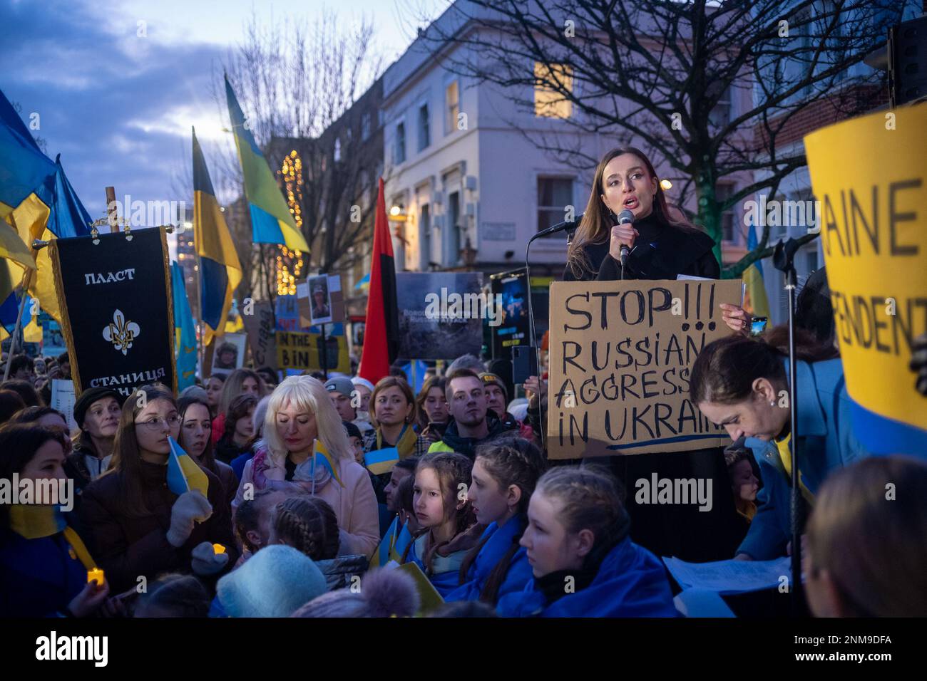 London, Großbritannien. 24. FEBRUAR 2023 Am ersten Jahrestag des russischen Krieges gegen die Ukraine schlossen sich Tausende von Demonstranten einer Kerzenwache vor der russischen Botschaft in London an. Aubrey Fagon/Alamy Live News Stockfoto