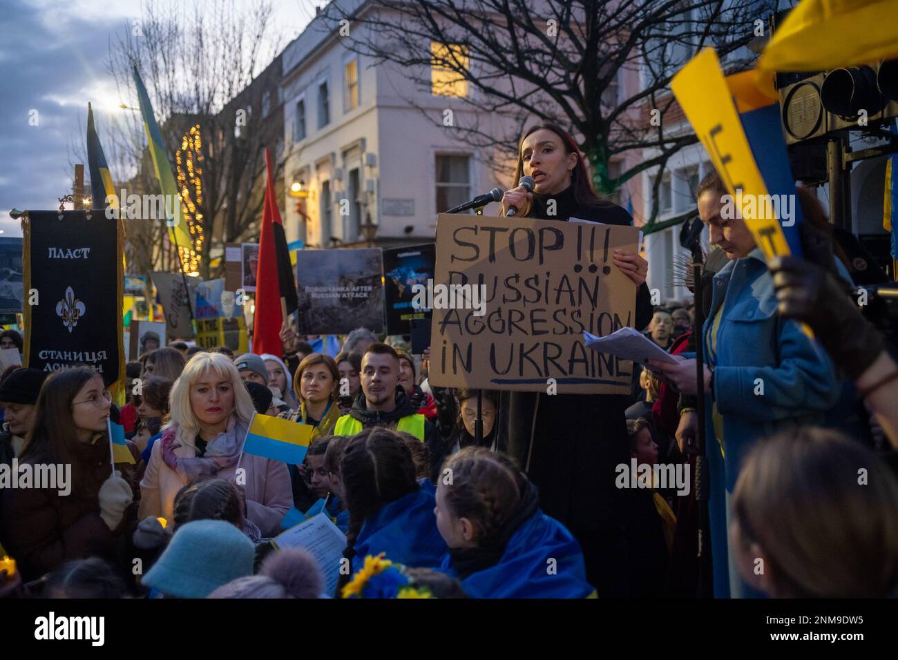 London, Großbritannien. 24. FEBRUAR 2023 Am ersten Jahrestag des russischen Krieges gegen die Ukraine schlossen sich Tausende von Demonstranten einer Kerzenwache vor der russischen Botschaft in London an. Aubrey Fagon/Alamy Live News Stockfoto