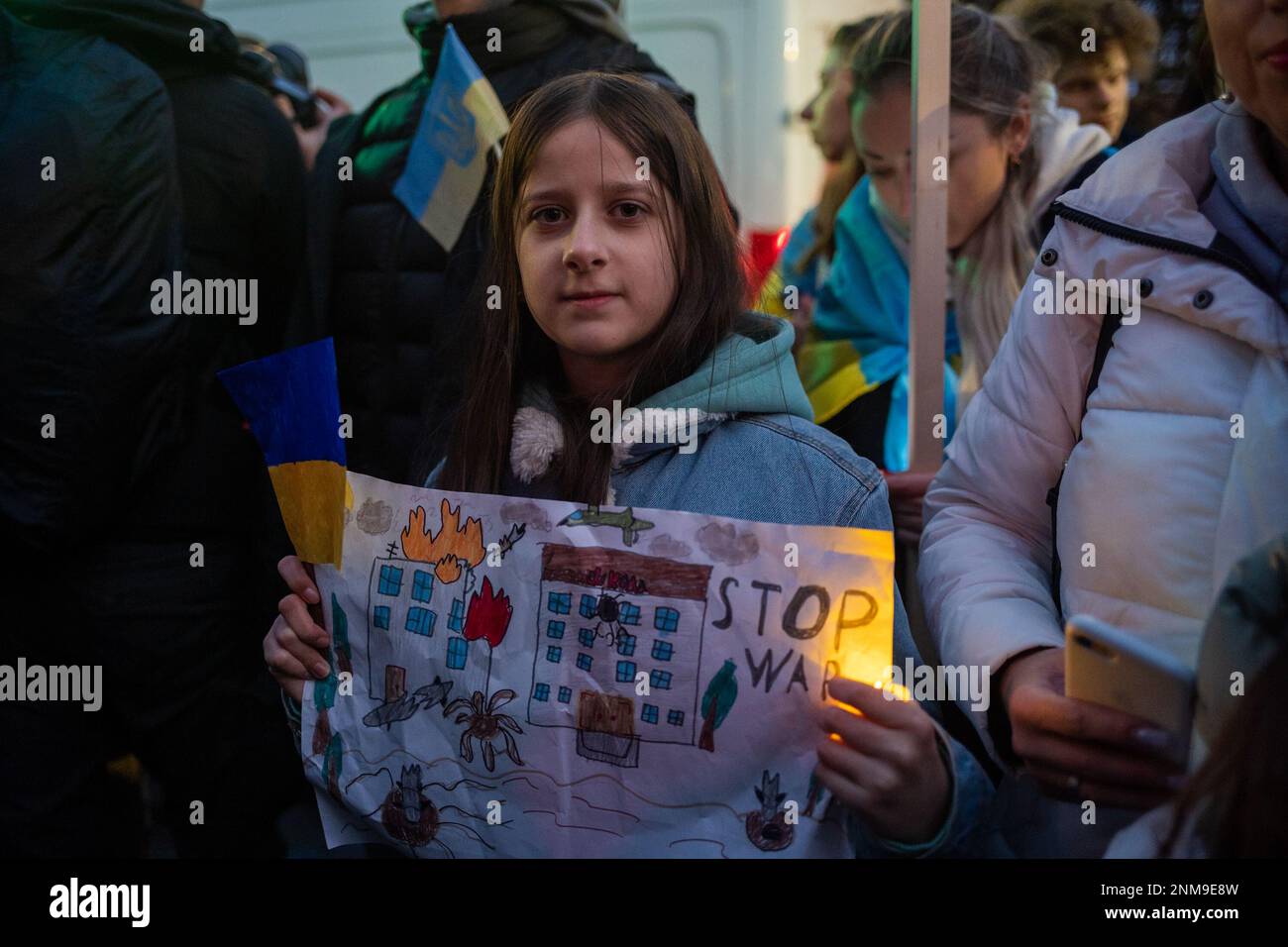 London, Großbritannien. 24. FEBRUAR 2023 Am ersten Jahrestag des russischen Krieges gegen die Ukraine schlossen sich Tausende von Demonstranten einer Kerzenwache vor der russischen Botschaft in London an. Aubrey Fagon/Alamy Live News Stockfoto